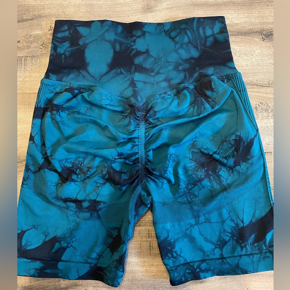SOLD New scrunch seamless shorts xs turkoise